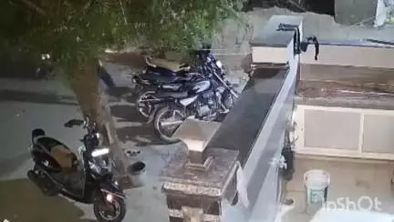 भीलवाड़ा: सांगानेर में घर के बाहर खड़े 4 दोपहिया वाहनों पर पेट्रोल डालकर लगाई आग, बाइक से आए बदमाश, सीसीटीवी में कैद हुई वारदात