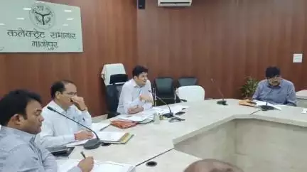 जखनिया: DM ने निर्माण कार्यों की समीक्षा बैठक में दी चेतावनी, तय समय में गुणवत्तापूर्ण कार्य न होने पर ठेकेदारों पर होगी FIR