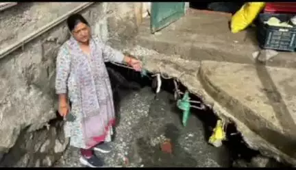 नरेन्द्रनगर: ढालवाला के वार्ड संख्या 10 में नगर पालिका अध्यक्ष नीलम बिजलवाण ने पानी भराव की शिकायत पर अधिकारियों के साथ लिया जायजा