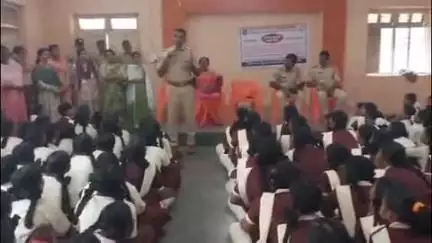 మహబూబాబాద్: సోషల్ వెల్ఫేర్ పాఠశాలలో విద్యార్థినిలకు సైబర్ క్రైమ్స్ పై అవగాహన కల్పించిన సిఐ మహేందర్ రెడ్డి..