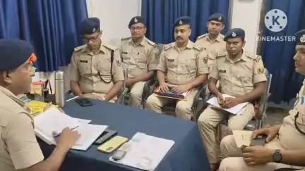 पकरीबरावां: पकरीबरावां के एसडीपीओ ने पुलिस अनुमंडल क्षेत्र के विभिन्न थानों के थानाध्यक्षों के साथ की विशेष बैठक आयोजित