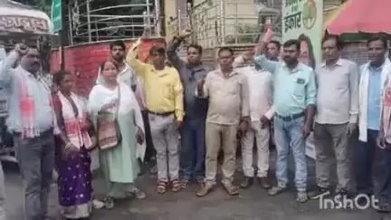 जामताड़ा: भोगनाडीह में आदिवासियों पर लाठीचार्ज के विरोध में आदिवासी संगठन ने जामताड़ा में किया प्रदर्शन