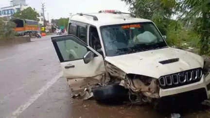 परभणी: शहरातील उड्डाणपूल जवळ भरधाव स्कार्पिओ कार  डिव्हायडरला धडकून भीषण अपघात ; अपघातात कारचे मोठे नुकसान