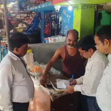 चांडिल: चौका और ईचागढ़ क्षेत्र में खाद्य सुरक्षा विभाग ने होटल व विभिन्न खाद्य दुकानों की जांच की
