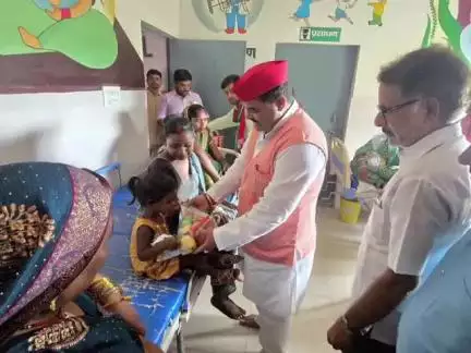 बीघापुर: अखिलेश यादव के जन्मदिन पर सपा नेता अंकित सिंह परिहार ने बीघापुर के 100 शैया अस्पताल में मरीजों को बांटे फल