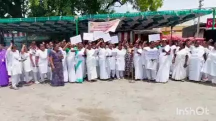 வாலாஜா: முத்துக்கடை பேருந்து நிலையம் அருகே கிராம சுகாதார செவிலியர்கள் கூட்டமைப்பினர் ஆர்ப்பாட்டத்தில் ஈடுபட்டனர்