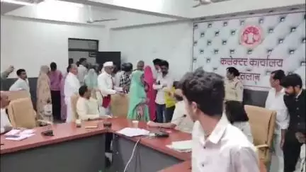 रतलाम: जिला स्तरीय जनसुनवाई में मां ने बेटे के खिलाफ दिया आवेदन, कहा- बेटा खाना नहीं देता और ज़मीन पर कर रहा कब्ज़ा