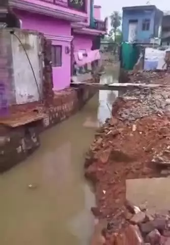 टीकमगढ़: टीकमगढ़: बंडा नहर में भरा बारिश का पानी, किनारे के मकानों में पड़ी दरारें, एक कच्चे मकान की दीवार गिरी