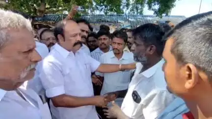 சிங்கம்புனரி: 4 ரோடு சந்திப்பில்  3 மணி நேர சாலை மறியல் போராட்டத்தை முடிவுக்கு கொண்டு வந்த அமைச்சர் பெரிய கருப்பன் "காவல் நிலையத்தில் 4 பேரிடம் போலீசார் விசாரணை"