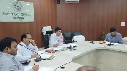 सेवराई: जिलाधिकारी ने विकास भवन सभागार में निर्माण कार्यों को लेकर मासिक बैठक की, लापरवाह अधिकारियों को दिए सख्त निर्देश