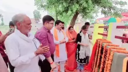 डुमरियागंज: नीट परीक्षा उत्तीर्ण श्रद्धा गुप्ता ने अमौली एकडंगा में एक करोड़ की लागत से अटल उपवन मनरेगा पार्क का उद्घाटन किया