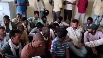 फतेहपुर: वेतन कटौती पर संविदा कर्मियों ने अधीक्षण अभियंता के ऑफिस में किया हंगामा, 8 जुलाई से अनिश्चितकालीन हड़ताल