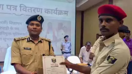 छपरा: शहर के प्रेक्षागृह में डीआईजी और वरीय एसपी ने नव नियुक्त सिपाहियों को नियुक्ति पत्र दिया