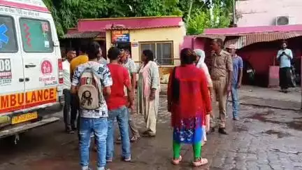 सीतापुर: सड़क हादसे में युवक की मौत के बाद जिला अस्पताल में हुआ जमकर हंगामा, मलिक पर मुआवजा न देने का आरोप