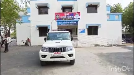 ચુડા: ભ્રુગુપુરની સિમમાં ગૌચરની જમીનમાં ગેરકાયદેસર વાવેતર કરનાર બે શખ્સો વિરૂધ્ધ લેન્ડ ગ્રેબીંગની ફરીયાદ નોંધાઇ