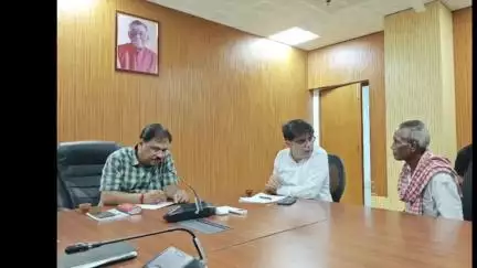 धनबाद/केंदुआडीह: समाहरणालय में निदेशक राजीव रंजन ने सुनी जनता की समस्याएँ