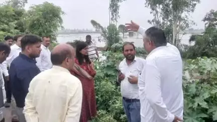 थानेसर: उपायुक्त नेहा सिंह ने बरसाती पानी की निकासी को लेकर गांव और शहर के अलग-अलग क्षेत्रों का किया निरीक्षण