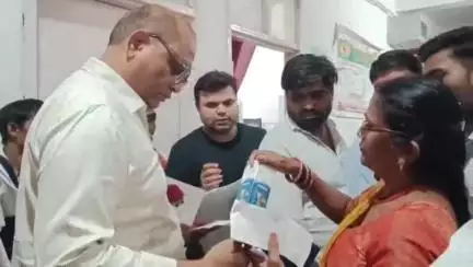 महोबा: जिला अस्पताल में मरीजों का शोषण, जेडी के निरीक्षण में डॉक्टर के कक्ष में युवक को बाहर की दवा लिखते पकड़ा गया
