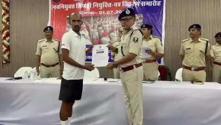 सिवान: सिवान के अंबेडकर भवन में एसपी ने नवनियुक्त सिपाहियों को नियुक्ति पत्र दिया