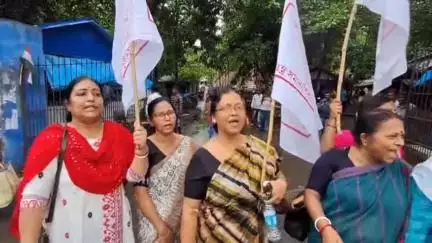 বসিরহাট ১: ধর্ষণের ঘটনায় অভিযুক্তকে আদালতে তোলার বসিরহাট আদালতের সামনে বিক্ষোভ দেখালেন ভারত গণতান্ত্রিক মহিলা সমিতির সদস্যরা