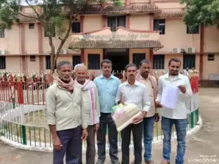 देवीपुर: नाढ़ासिमर के ग्रामीणों ने सीओ को गोचर जमीन मुक्त करने के लिए आवेदन दिया