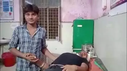 महाराजगंज: उमरपुर में शराब पार्टी के बाद दो युवकों ने एक युवक को लाठी-डंडे से पीटकर किया घायल, जिला अस्पताल किया रेफर