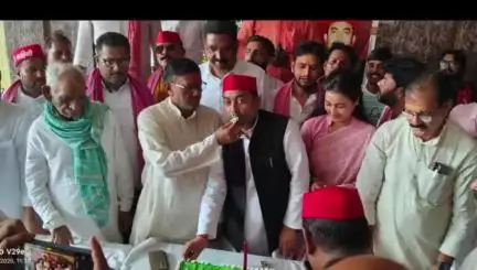 जौनपुर: जौनपुर में धूमधाम से मनाया गया सपा अध्यक्ष का जन्मदिन