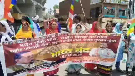 बेगूसराय: ट्रैफिक चौक पर भारत मुक्ति मोर्चा के कार्यकर्ताओं ने केंद्र सरकार के खिलाफ NH-31 पर किया विरोध