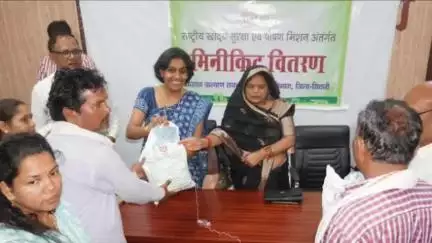 सिवनी: घँसौर में जनजातीय परिवारों को उन्नत बीज की मिनी किट का वितरण किया गया