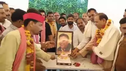 जालौन: जालौन सिटी कॉम्प्लेक्स में सपाइयों द्वारा पूर्व मुख्यमंत्री का जन्मदिन मनाया गया