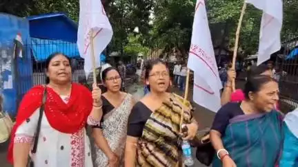 বসিরহাট ১: ধর্ষণের ঘটনায় অভিযুক্তকে আদালতে তোলার  বসিরহাট আদালতের সামনে বিক্ষোভ দেখালেন ভারত গণতান্ত্রিক মহিলা সমিতির সদস্যরা