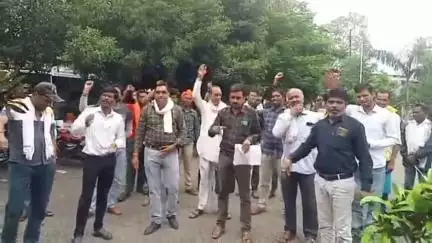 चिचोली: चिचोली क्षेत्र में यूरिया डीएपी खाद की कालाबाजारी रोकने और अन्य समस्याओं को लेकर तहसीलदार को ज्ञापन सौंपा