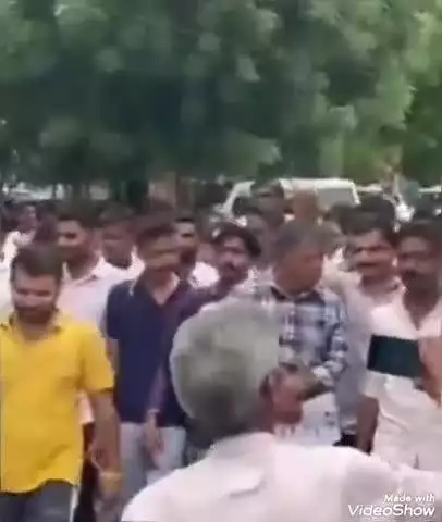 भीनमाल: मोरसीम गांव में ज्वेलरी की दो दुकानों में चोरी की वारदात का खुलासा करने की मांग को लेकर दुकानदारों ने किया प्रदर्शन