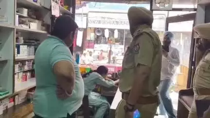 ਗੁਰੂ ਹਰਸਹਾਏ: ਬੱਸ ਅੱਡਾ ਨੇੜੇ ਯੁੱਧ ਨਸ਼ਿਆਂ ਦੇ ਵਿਰੁੱਧ ਮੁਹਿੰਮ ਤਹਿਤ ਡਰੱਗ ਇੰਸਪੈਕਟਰ ਅਤੇ ਪੁਲਿਸ ਵੱਲੋਂ ਵੱਖ-ਵੱਖ ਮੈਡੀਕਲ ਸਟੋਰਾਂ ਦੀ ਕੀਤੀ ਗਈ ਚੈਕਿੰਗ