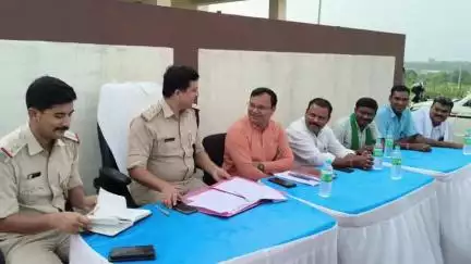 पूर्वी टुंडी: पूर्वी टुंडी थाना परिसर में मोहर्रम पर्व को लेकर शांति समिति की बैठक हुई, अखाड़ा दल के सदस्य रहे मौजूद