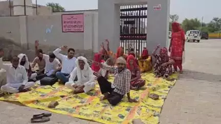 सूरतगढ़: चक 5 एसडी में अतिक्रमण हटाने की मांग, ग्रामीणों ने पंचायत मुख्यालय के आगे सुबह से शाम तक धरना दिया