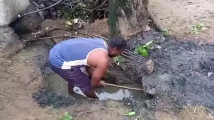 సిర్పూర్ టి: అధికారులు పట్టించుకోకపోవడంతో సైడ్ డ్రైనేజీలు తీస్తున్న ఆడేపల్లి గ్రామ ప్రజలు
