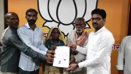 धनौरा: जिला पंचायत सदस्य व बसपा नेता पर जमीन पर कब्जा करने का आरोप, मंडी धनौरा के विधायक राजीव तरारा को सौंपा ज्ञापन
