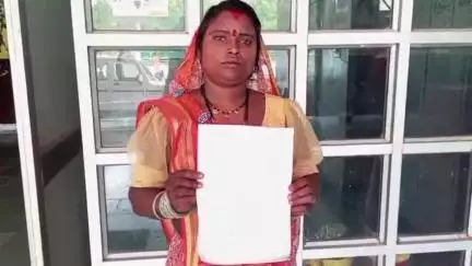 बजाग: डिंडौरी वार्ड 15 की महिला ने पीएम आवास के लिए कलेक्टर कार्यालय में लगाई गुहार