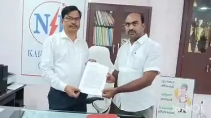 కరీంనగర్: విద్యుత్ సబ్ స్టేషన్ ఏర్పాటు చేయాలని కోరుతూ పట్టణంలో విద్యుత్ సూపరింటెండెంట్‌కు దుర్షేడ్ వాసులు వినతిపత్రం అందజేత