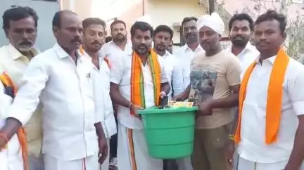 இலுப்பூர்: மெய்வழிச் சாலை ஆர்ட்ஸ் அருகே தீ விபத்தில் உடைமைகளை இழந்தவர்களுக்கு அவர்களை நேரடியாக சந்தித்து நிவாரணம் வழங்கிய பிஜேபி மாவட்ட தலைவர் ராமச்சந்திரன்