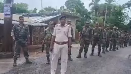 बरहेट: भोगनाडीह में शांति के लिए पुलिस का फ्लेग मार्च, पूर्व विधायक लोबिन हेंब्रम ने घायल ग्रामीणों से की मुलाकात