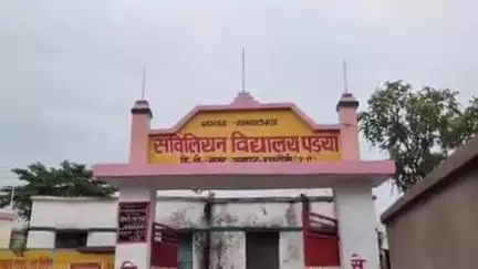 चंदौली: DM ने पड़या कंपोजिट विद्यालय, आंगनबाड़ी केंद्र और हेल्थ वेलनेस सेंटर का किया निरीक्षण