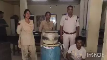 रायगढ़: इंदिरा विहार के जंगल में पकड़ी गई महुआ शराब की बड़ी खेप, निगरानी के दौरान बदमाश हुआ गिरफ्तार