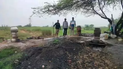 కుక్కుటూరు మండలంలో నాటు సారాయి స్థావరాలపై పోలీసులు దాడి, 1500 లీటర్ల బెల్లపు ఊట ధ్వంసం
