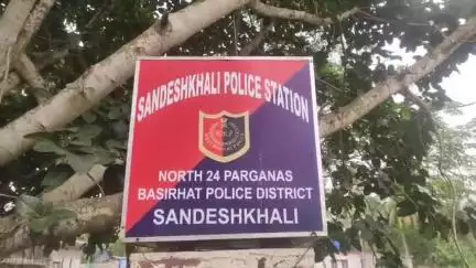সন্দেশখালি ২: গৃহবধূকে কটুক্তির ঘটনায় খুলনা এলাকা থেকে  প্রতিবেশী এক যুবককে আটক করল সন্দেশখালি থানার পুলিশ