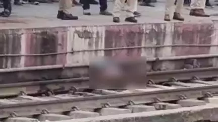 मथुरा: रेलवे जक्शन पर ट्रेन से कटकर दो हिस्सों में बंटा युवक, हुई पहचान