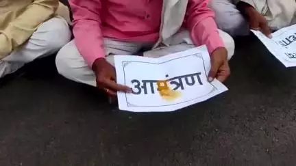 दमोह: ठिकरिया गांव की समस्याओं पर ध्यान दिलाने के लिए ग्रामीणों ने कलेक्टर को दिया पीला चावल