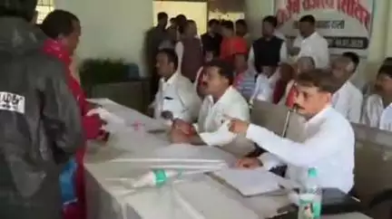 कवर्धा: डिप्टी सीएम विजय शर्मा ने सुदूर वनांचल, बैगा बाहुल्य रेंगाखार जंगल में आयोजित विशेष राजस्व शिविर में भाग लिया