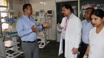 आज़मगढ़: डीएम ने महिला जिला अस्पताल का औचक निरीक्षण किया, मरीज से संवाद कर पूछा- मुफ्त में मिलती है ना दवा, मरीज ने कहा- हां सर